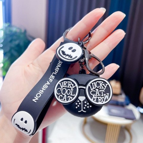 Brelok do kluczy WONDERFUL DAY Kot w okularach czarny 5,2 x 4,5 cm BRL331CZ Brelok do kluczy WONDERFUL DAY Kot w okularach czarny 5,2 x 4,5 cm BRL331CZ