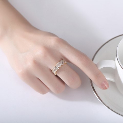 Pierścionek stal chirurgiczna platerowana złotem, regulowany z cyrkoniami PST930 Pierścionek stal chirurgiczna platerowana złotem, regulowany z cyrkoniami PST930