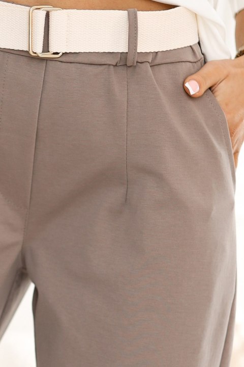 590-1 Stylowe spodnie z kieszeniami i ozdobnym paskiem - MOCHA MOUSSE 590-1 Stylowe spodnie z kieszeniami i ozdobnym paskiem - MOCHA MOUSSE